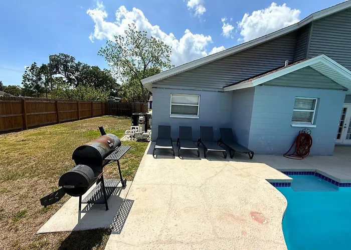 Heated Pool & Basketball, Sleeps 12 Tropical Dream Villa, Valrico Brandon