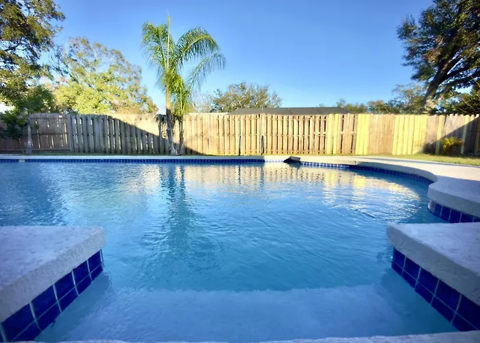 Heated Pool & Basketball, Sleeps 12 Tropical Dream Villa, Valrico Brandon
