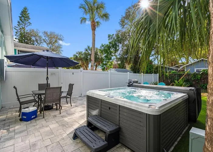 August Deals Pet Friendly And Hot Tub Suite B