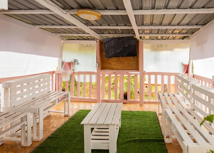 Elmadel Coffee Gardens Wooden One Bed Cottage
