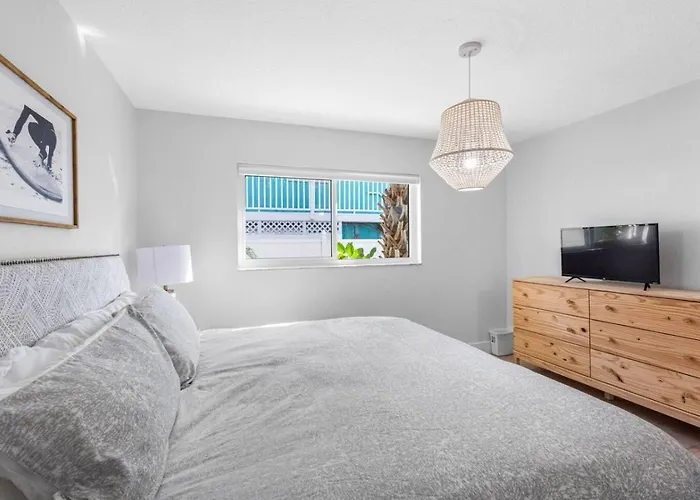 August Deals Pet Friendly And Hot Tub Suite B