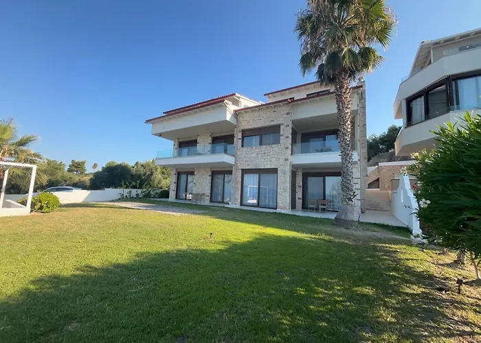 Bungalow White Tennis s & Suites