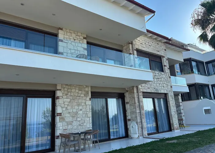Bungalow White Tennis s & Suites