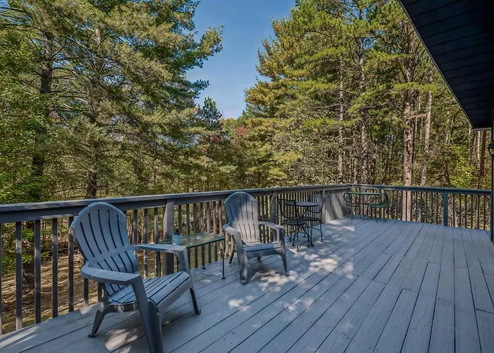 Mountain View Hideaway -- Pet Friendly, Grill, Wifi, Fire Pit, Deck, Screen Porch, Family Friendly, Game Room, Wood Stove