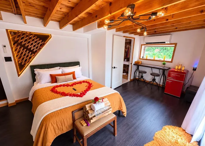 Lovers Edge A-Frame Private Hot Tub & Sauna