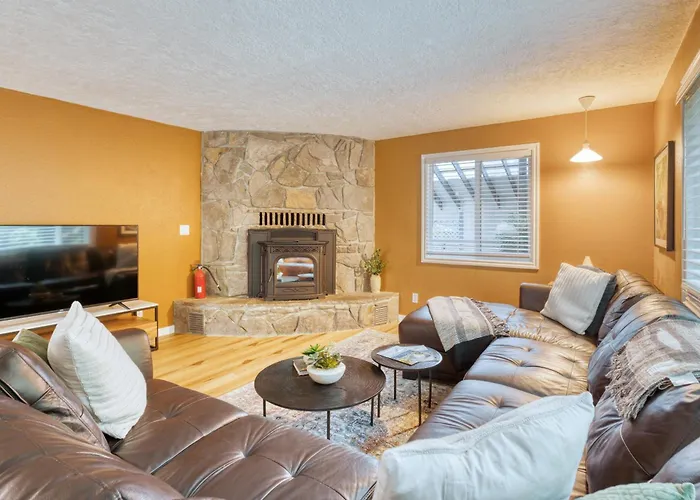 Stay Portland - Sandy Riverfront Mt Hood Cabin! 9 Queen Beds!