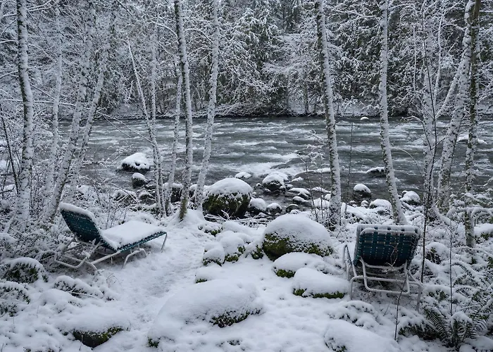 Spacious River Cabin - Hot Tub - Sleeps 8