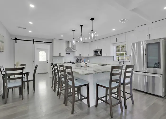 25-Acre Compound 8Br6Ba W Pool & Pickleball