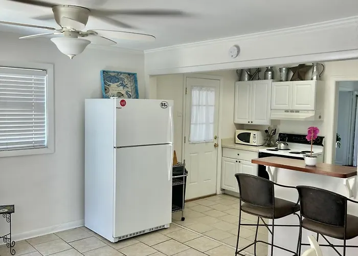 Adorable Island Cottage 3 Bedroom Fenced Yard