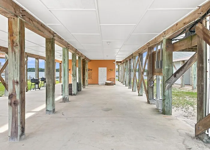 Eagles Nest Sleeps 10 Bay Views Pet-Friendly