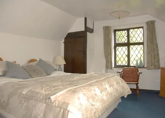 Cleavers Lyng 16Th Century Country House