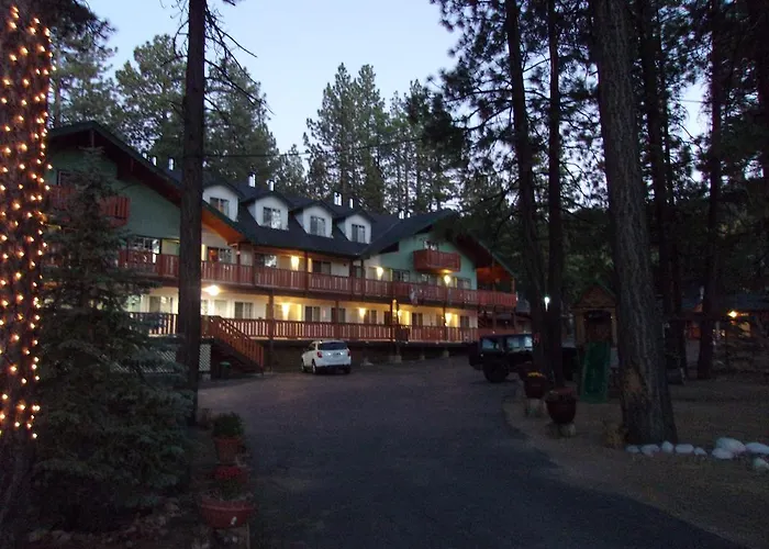 Honey Bear Lodge & Cabins