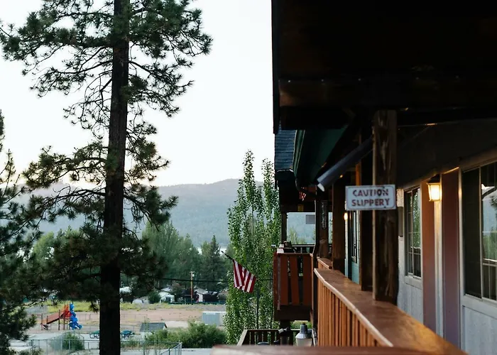 Honey Bear Lodge & Cabins