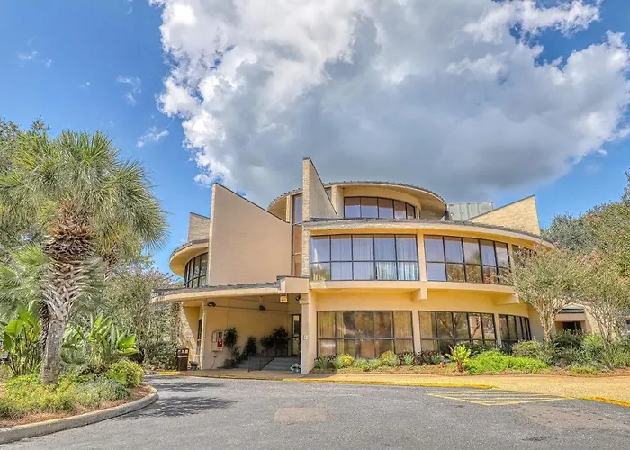 Beach hotel: Island Club Condos